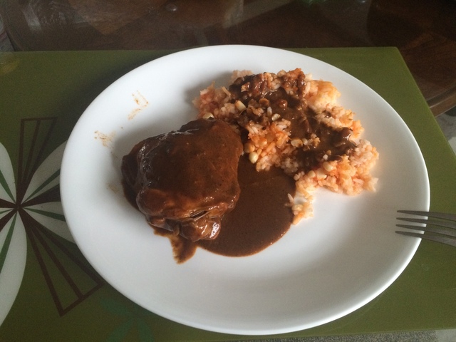 Mole con arroz rojo