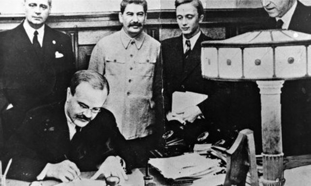Hitler and Stalin sign non-aggression pact