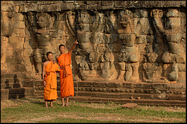 Tai people migrate from southern China into northen Thailand