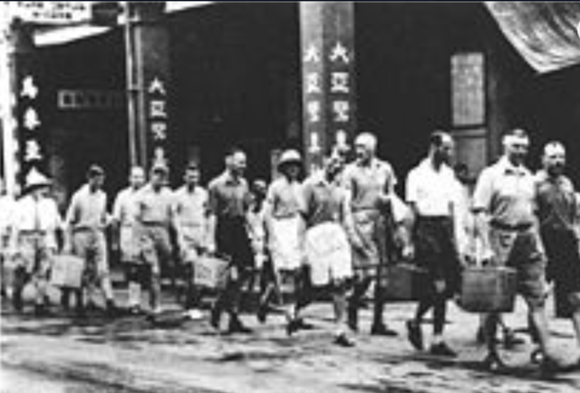 Hong Kong was handed over by Imperial Japanese Army to the Royal Navy on• The "30 August" was declared as the "Liberation Day" (Chinese: 重光紀念日), and had been apublic holiday in Hong Kong until 1967.