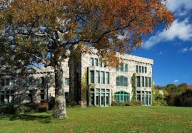 Se crea la educación gratuita por primera vez en el Edo. De Massachusetts, E.U.