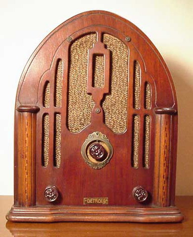 1896. La radio en ciertas zonas del planeta se convierte en un medio de instrucción al ofrecer toda clase de contenidos. Es la única forma de aprendizaje a distancia.