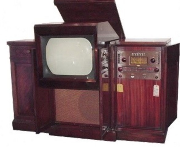 Se emplea la televisión como un medio más para impartir contenidos en el estudio a distancia.