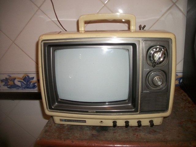 Quando surgiu a televisão portátil ?