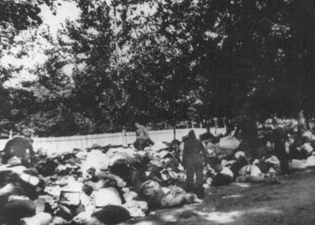 EINSATZGRUPPEN (MOBILE KILLING UNITS) shoot nearly 3000 Jews at Seventh forth