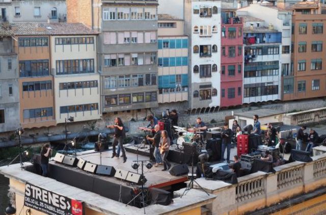 Toquen a la teulada de l'oficina de turisme