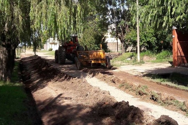 San Jerónimo del Sauce: construyen siete nuevas cuadras de cordón cuneta.