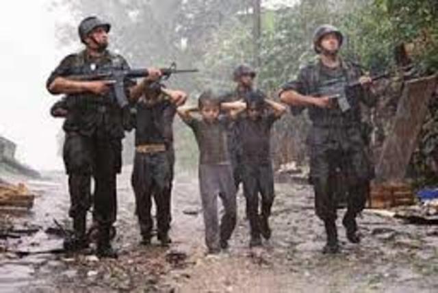 32,000 civiles fueron asesinados