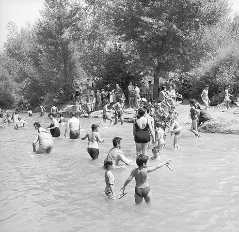 Se inauguran en Puntarenas las primeras instalaciones para bañistas.