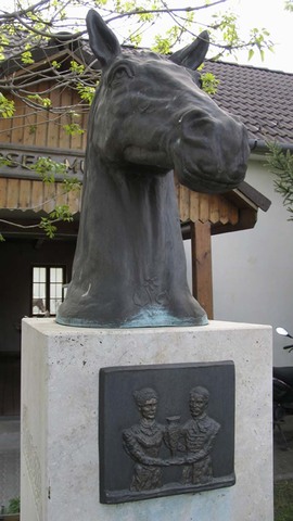 Felállították életnagyságú bronzszobrát. Tápiószentmártonban a lovasparknak lett névadója Kincsem.