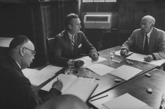 Reunion entre FDA, FBI y James Burke