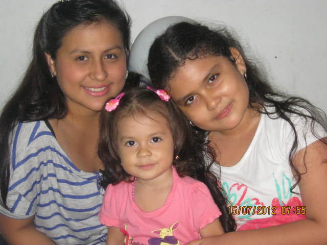 segundo cumpleaños de mi hija karol acompañada de sus hermanas