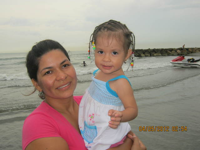 karol de paseo en cartagena con la mama