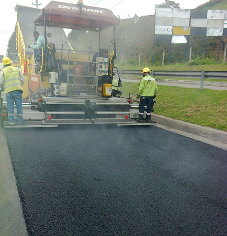 Llantas, materia prima de las carreteras ecológicas