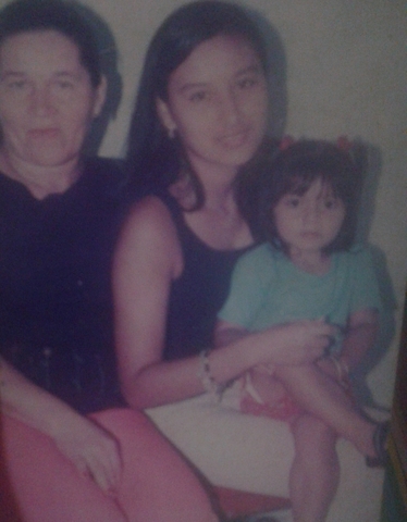 con mi tia y mi abuela