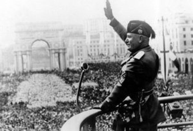 Mussolini organizes Fascist party in Italy