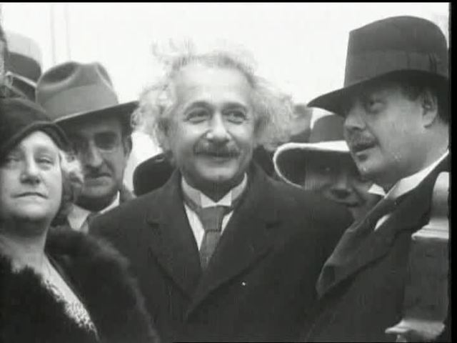 abandona alemania y vive exiliado en Belgica, Francia, y USA