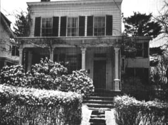 Adopta la nacionalidad estadounidense, y deja la docencia para dedicarse a sus teorias