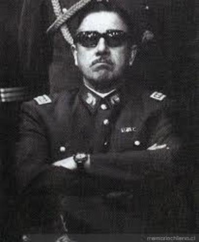 Agusto Pinochet (decsentralización de la educación)