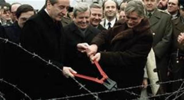 End Of the Soviet Union and the Cold War Ends