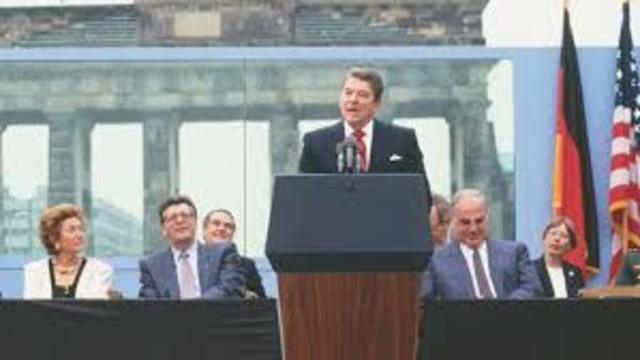 Reagan Visits the Berlin Wall