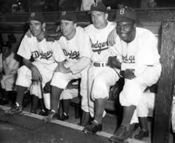 Jackie Robinson Breaks the Color Barrier