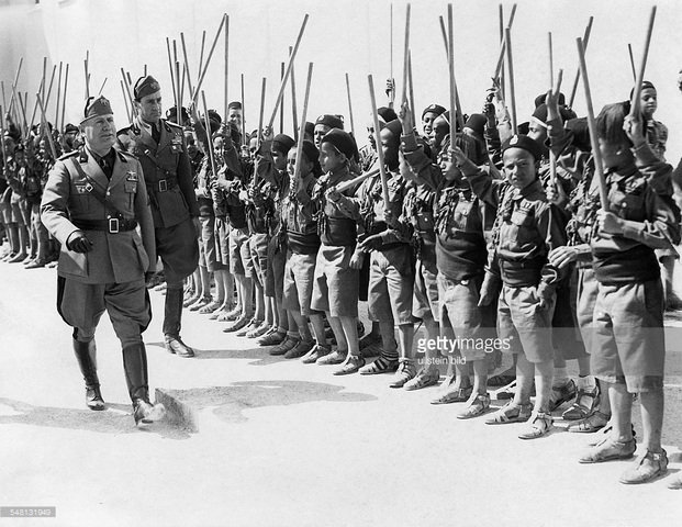 Mussolini organizes Fascist party in Italy