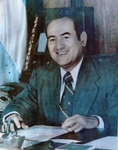 Asume a la presidencia Carlos Humberto Romero