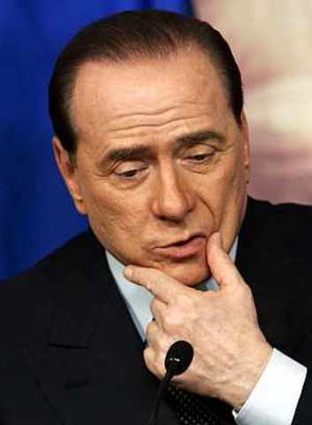 Silvio Berlusconi dimite a su cargo