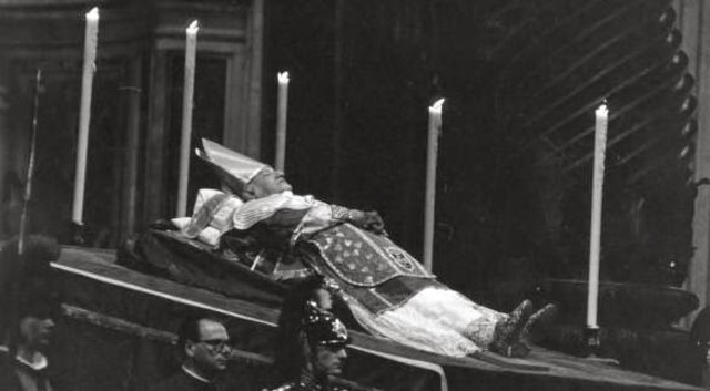 Pope John XXIII dies