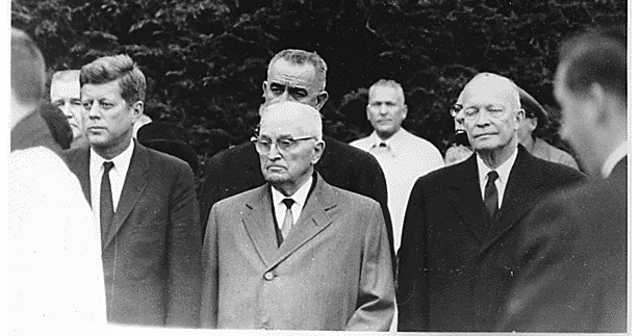 Kennedy briefs former presidents on situation