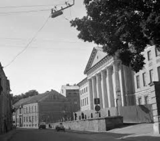 Gustav kirjutas alla Tartu Ülikooli asutamisürikule