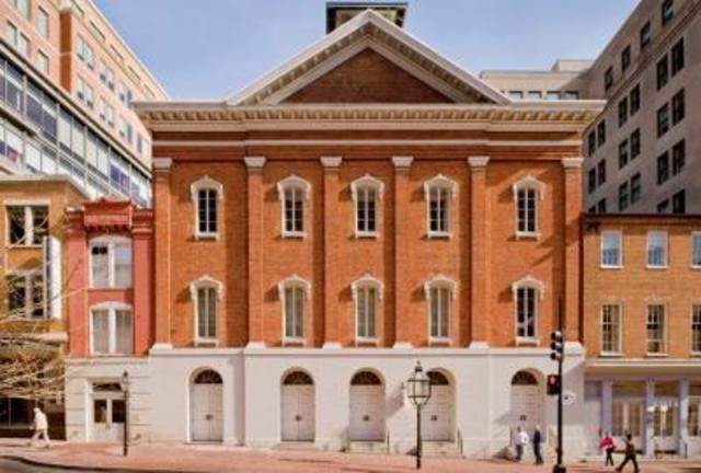 Lincoln Family Arrives