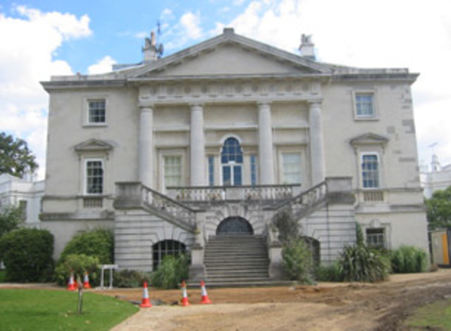 Joined the Royal Ballet.