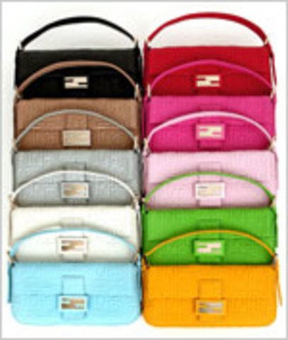 Lancement du sac baguette conçu par Sylvia Fendi, avec le très célèbre logo dessiné par Karl Lagerfeld