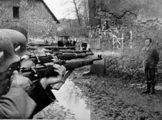 German air raids begin against cathedral cities in Britain