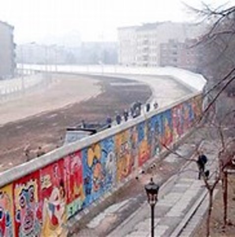 Berlin builds a new wall