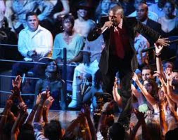 Kanye performs on the VMAs with a medley of Jesus Walks/All Falls Down/Through the Wire.