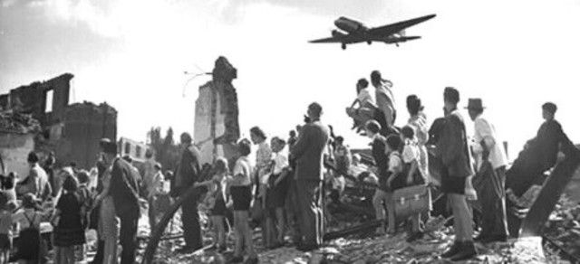 Iniciando la Luftbrücke (puente aéreo)