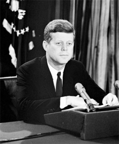 Kennedy tells previous presidents about the situation.