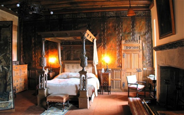 Stuart beds and bedrooms of the 17th century (1603-1688)