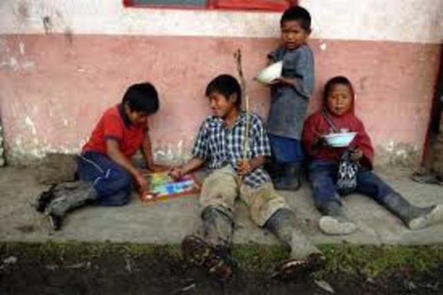 Gran Población Infantil Con Carencia De Servicios Basicos