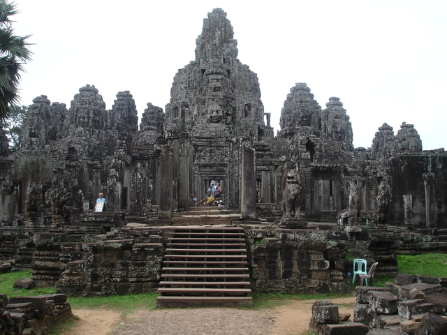 Suryavarman II becomes king