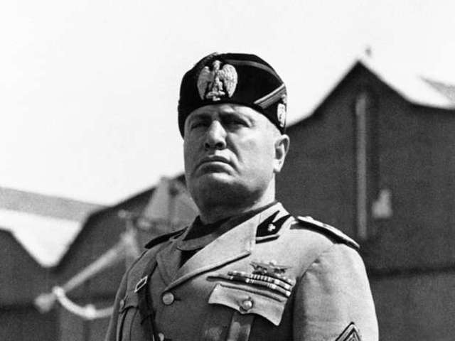 Muere Mussolini