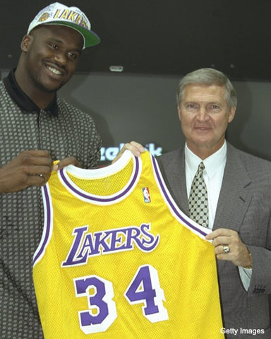 Shaquille O'Neal signed by Lakers