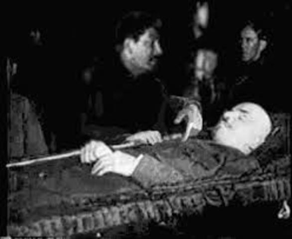 Vladamir Lenin dies