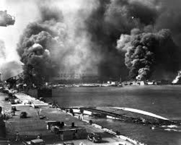Japón bombardea Pearl Harbour.