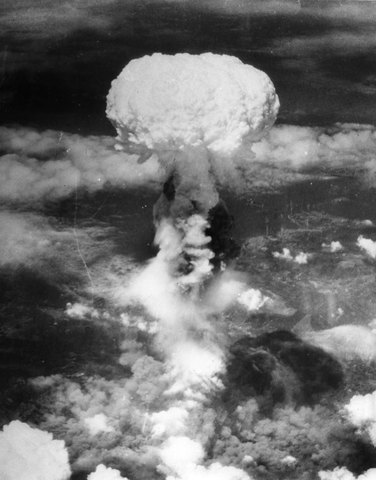 Bomba atómica destruye Nagasaki
