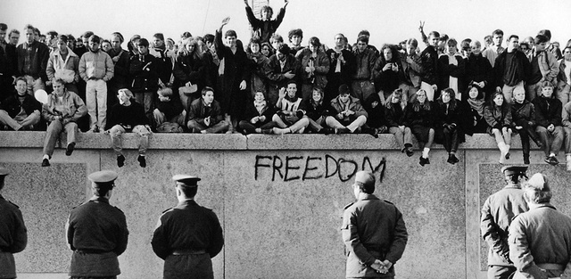 Imposición de  regímenes dictatoriales