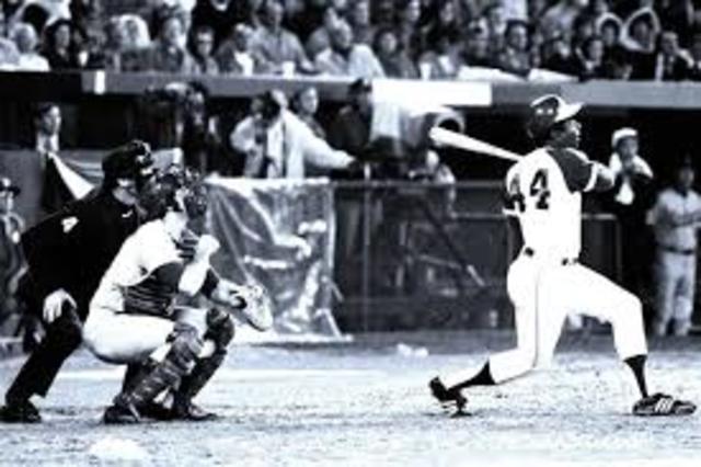 Hank Aaron breaks homerun record